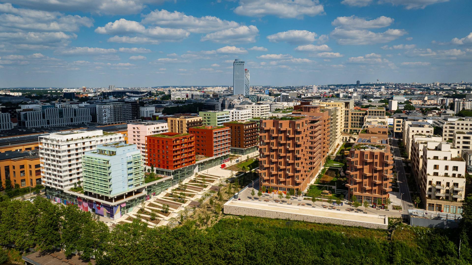 Blick über das Olympische Dorf in Paris. Die Häuser sind verschiedenfarbig.