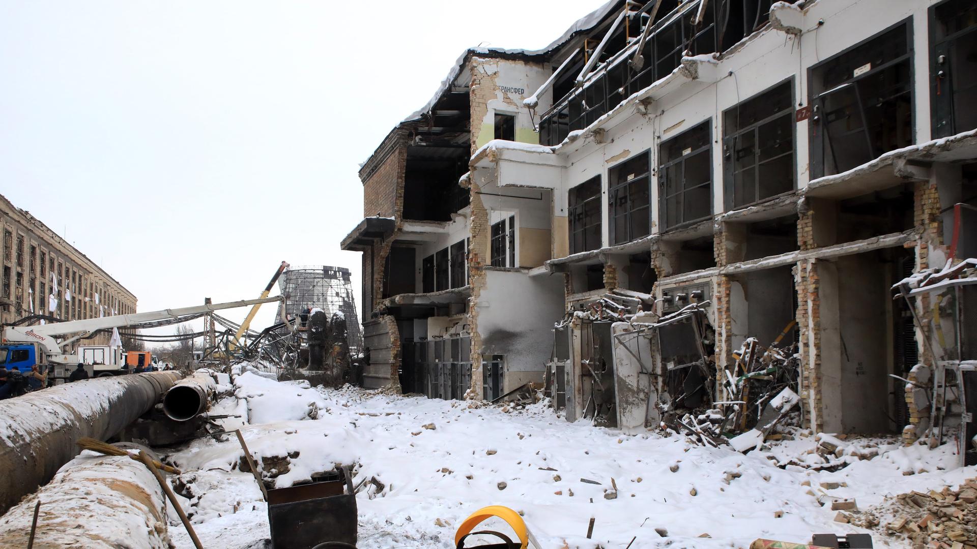 Zu sehen ist ein Gebäude in der ukrainischen Hauptstadt Kiew, das durch einen russischen Angriff beschädigt wurde.