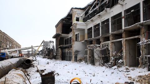 Zu sehen ist ein Gebäude in der ukrainischen Hauptstadt Kiew, das durch einen russischen Angriff beschädigt wurde.