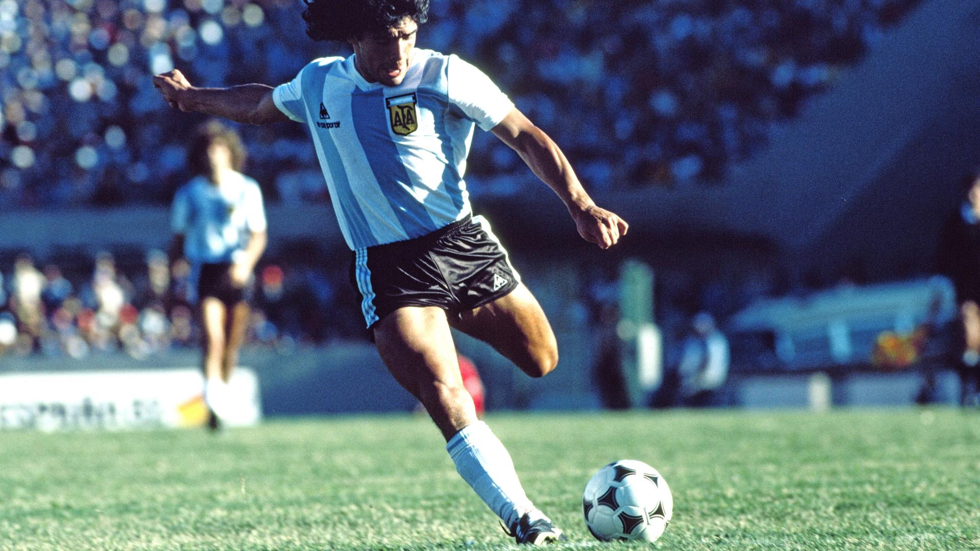 Diego Armando Maradona im argentinischen Nationaltrikot mit Ball auf dem Feld beim Turnier Copa de Oro 1981 in Montevideo.