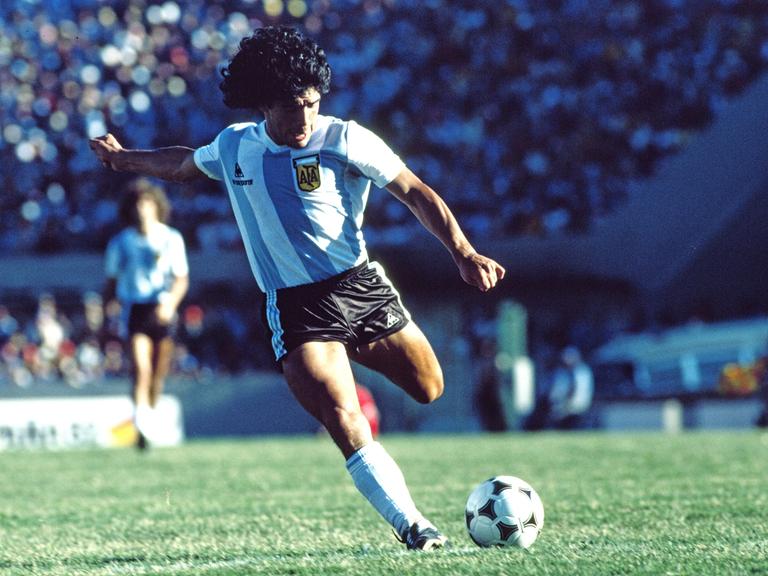 Diego Armando Maradona im argentinischen Nationaltrikot mit Ball auf dem Feld beim Turnier Copa de Oro 1981 in Montevideo.