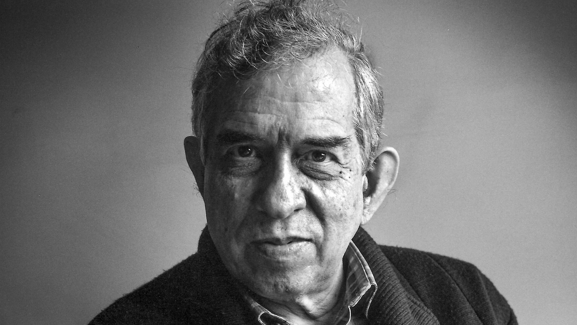 Aldo Clementi schaut direkt in die Kamera Aldo Clementi schaut direkt in die Kamera