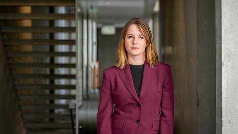 Annika Klose schaut in die Kamera.
