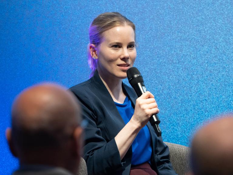 Die Journalistin und Autorin Julia Ruhs, eine Frau mit Jackett und blonden, eng zusammengebundenen Haaren, spricht bei einer Diskussionsveranstaltung "Debatte erwünscht? Meinungsvielfalt und Medienkultur" in der Hermann-Ehlers-Akademie.  Die Journalistin und Autorin Julia Ruhs, eine Frau mit Jackett und blonden, eng zusammengebundenen Haaren, spricht bei einer Diskussionsveranstaltung "Debatte erwünscht? Meinungsvielfalt und Medienkultur" in der Hermann-Ehlers-Akademie.