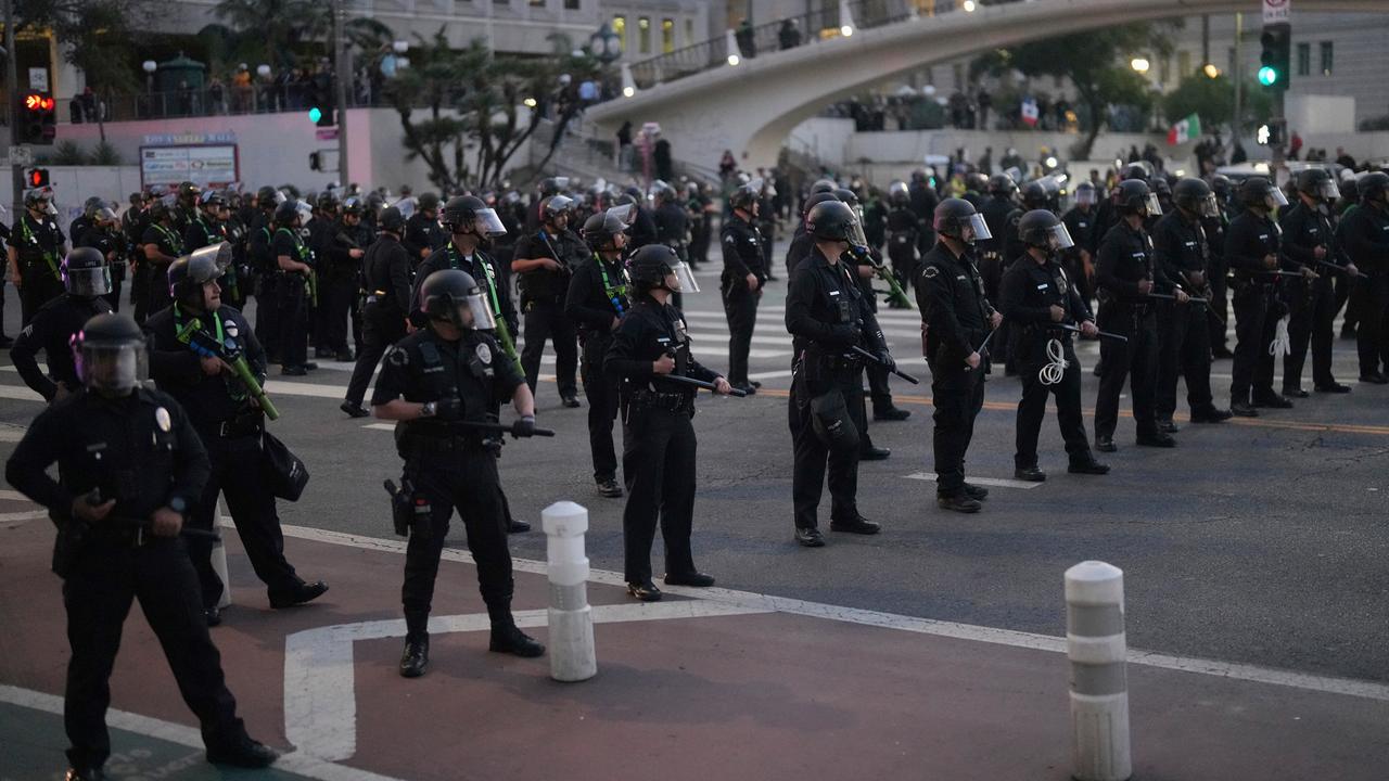 Viele Polizisten blockieren eine Straße in Los Angeles.
