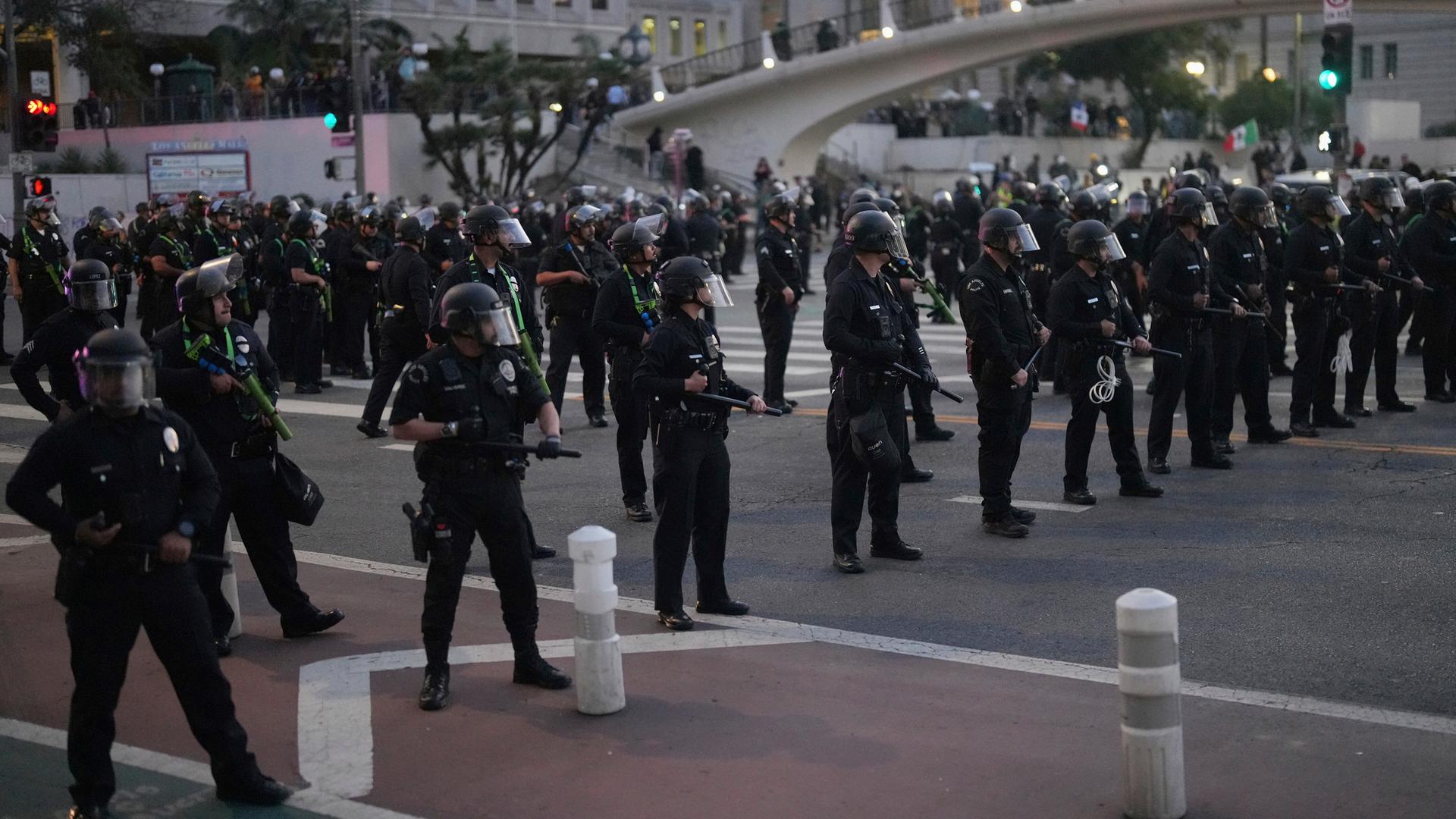 Viele Polizisten blockieren eine Straße in Los Angeles. Viele Polizisten blockieren eine Straße in Los Angeles.