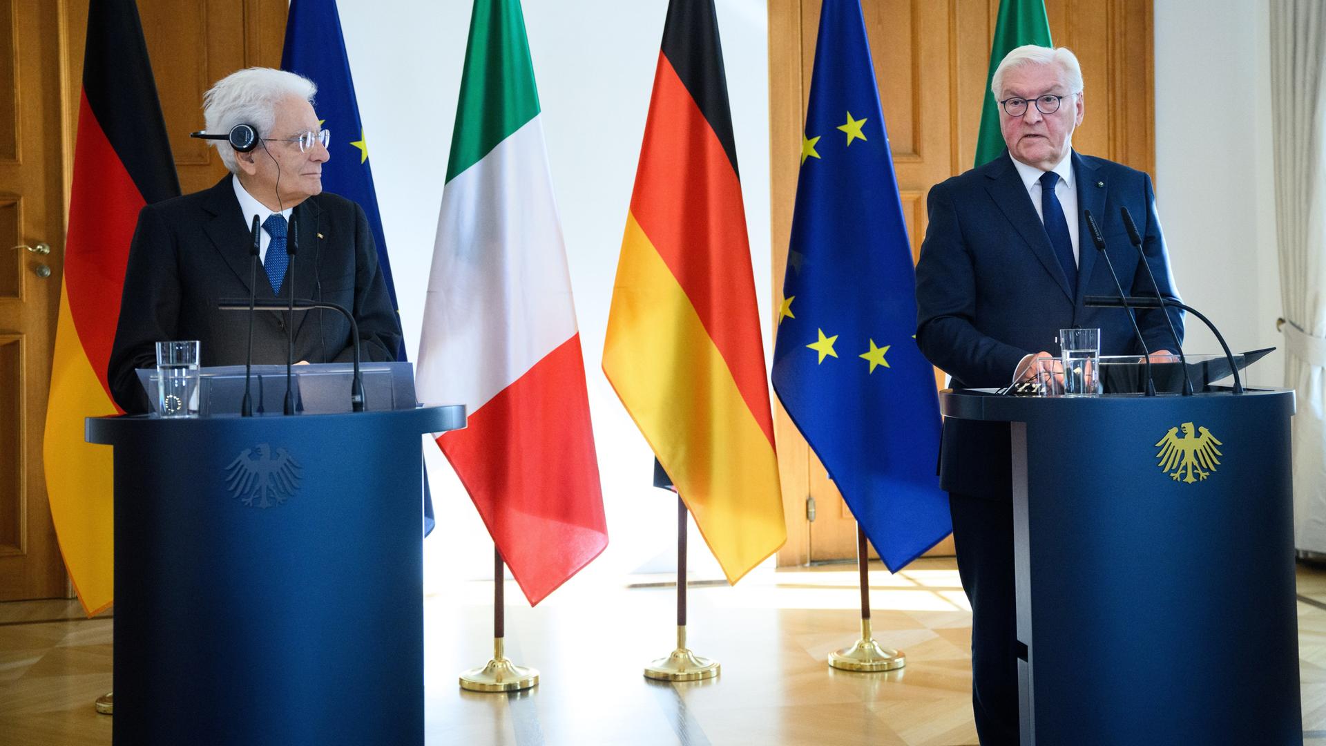 Berlin: Bundespräsident Frank-Walter Steinmeier (r) und Sergio Mattarella, Präsident von Italien, äußern sich bei einer Pressekonferenz nach ihrem Gespräch im Schloss Bellevue.