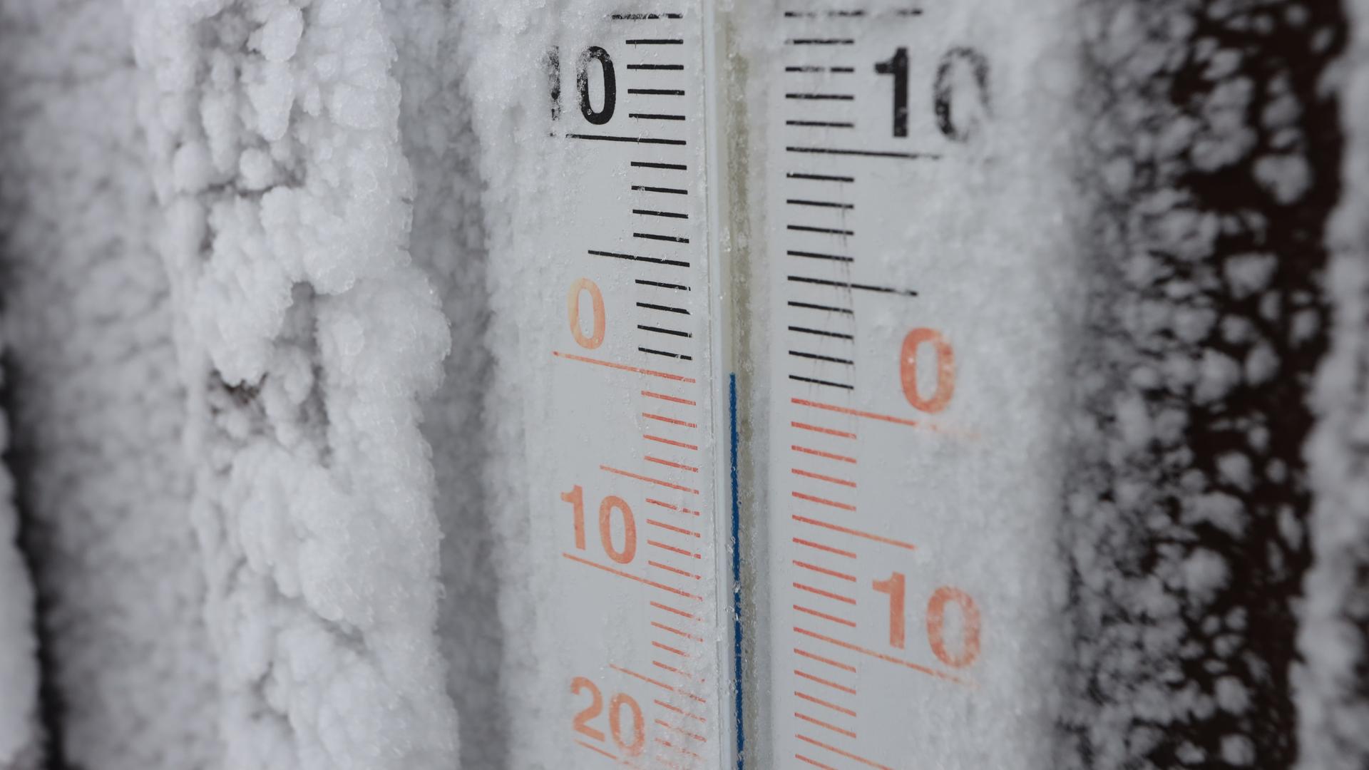 Das von Raureif umgebene Thermometer zeigt eine Temperatur von plus ein Grad an.