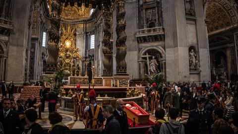Menschen besuchen den Petersdom, in dem Papst Franziskus aufgebahrt ist. 