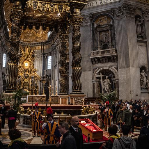 Menschen besuchen den Petersdom, in dem Papst Franziskus aufgebahrt ist. 