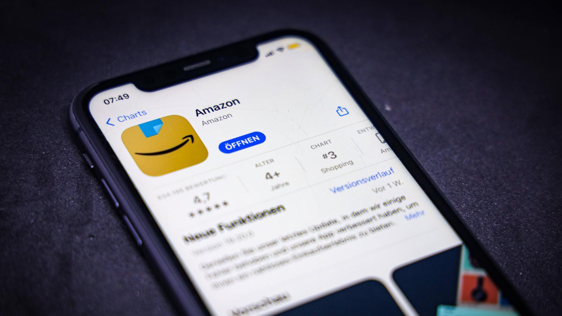 Der Apple App Store auf einem iPhone zeigt die Amazon-App an. 