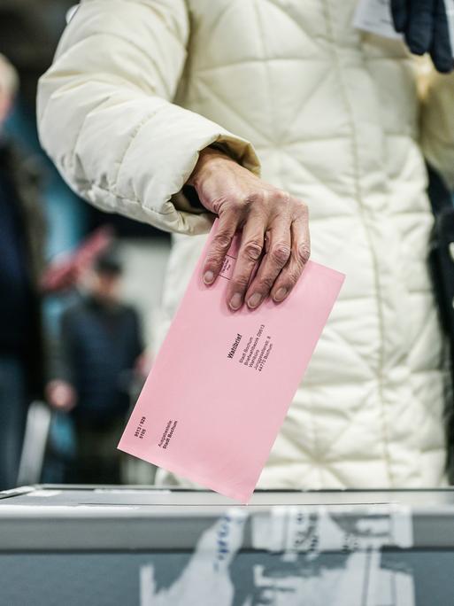 Eine Hand wirft die Wahlunterlagen in die Wahlurne im Briefwahl vor Ort Raum im Rathaus Bochum am Dienstag, 11. Februar 2025. (Symbolfoto)