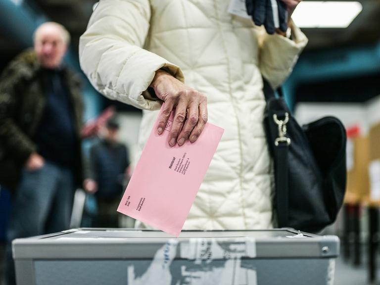 Eine Hand wirft die Wahlunterlagen in die Wahlurne im Briefwahl vor Ort Raum im Rathaus Bochum am Dienstag, 11. Februar 2025. (Symbolfoto)