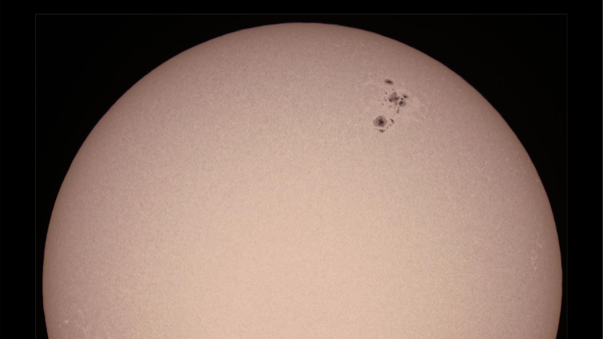 Der riesige Sonnenfleck AR3354 (rechts oben) ist zur Zeit auf der Oberfläche der Sonne zu sehen. Der riesige Sonnenfleck AR3354 (rechts oben) ist zur Zeit auf der Oberfläche der Sonne zu sehen.