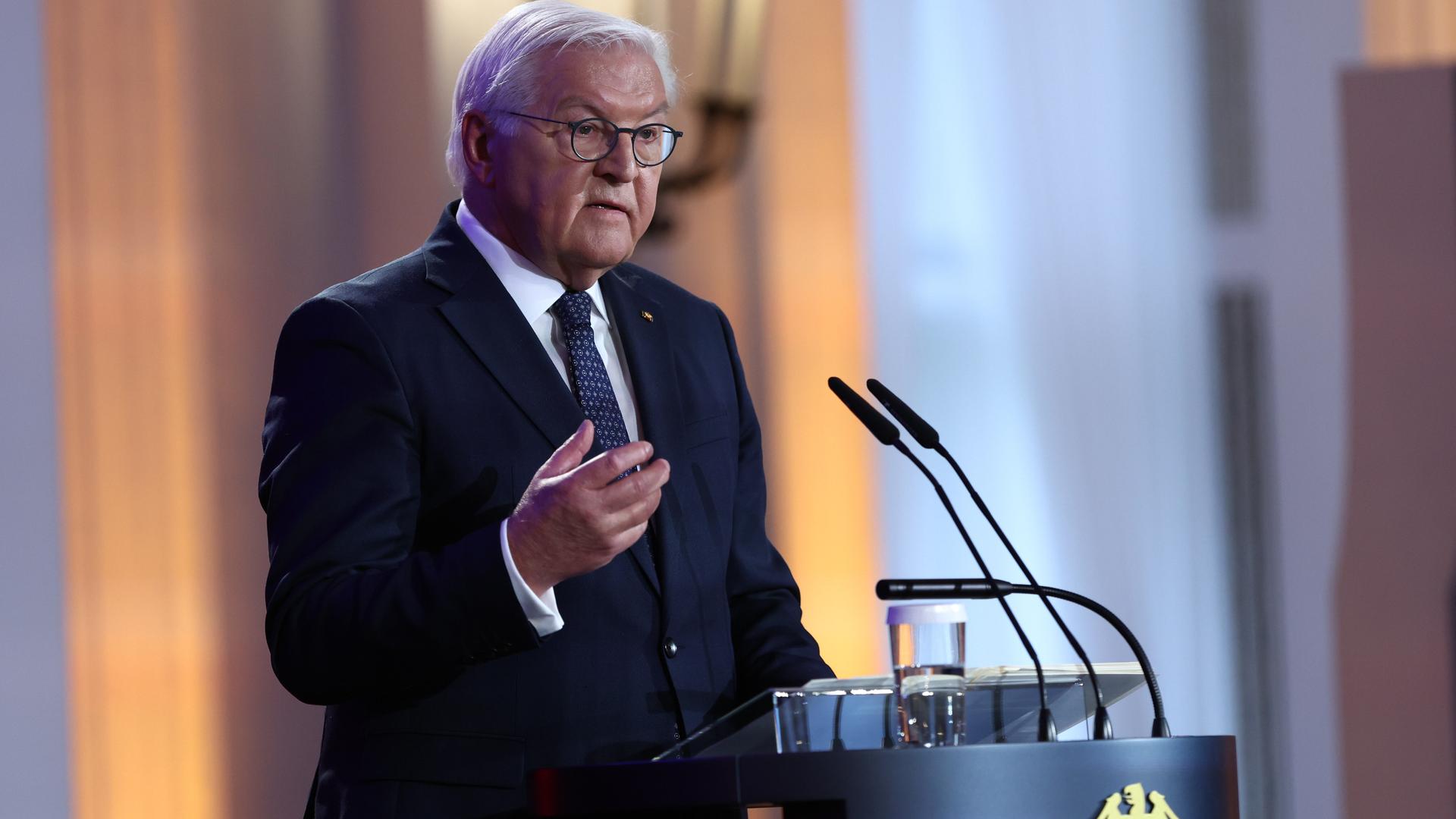 Bundespräsident Frank-Walter Steinmeier steht am Rednerpult und gestikuliert. Bundespräsident Frank-Walter Steinmeier steht am Rednerpult und gestikuliert.