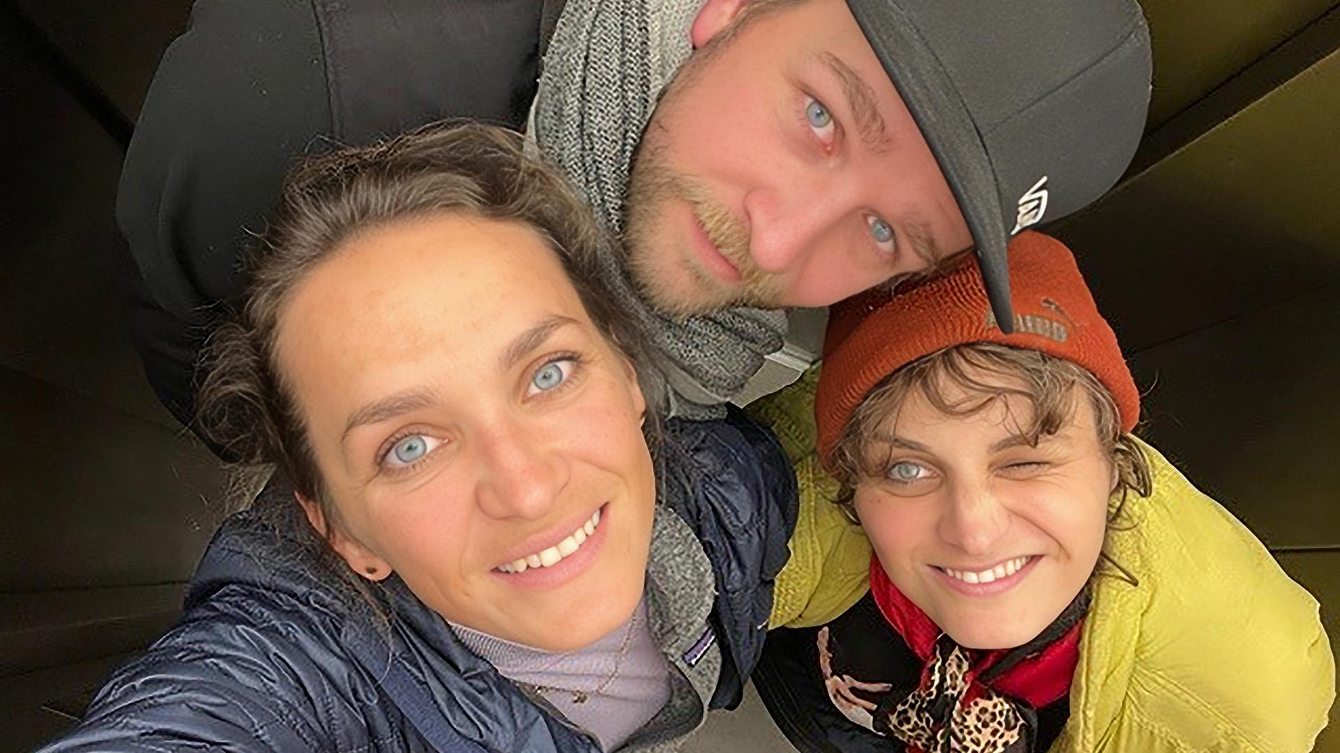 Selfie einer Gruppe von zwei weiblich und einer männlich gelesenen Person.