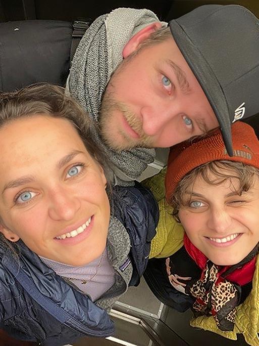 Selfie einer Gruppe von zwei weiblich und einer männlich gelesenen Person.