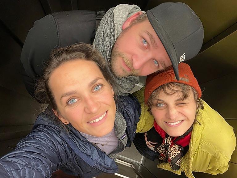 Selfie einer Gruppe von zwei weiblich und einer männlich gelesenen Person.