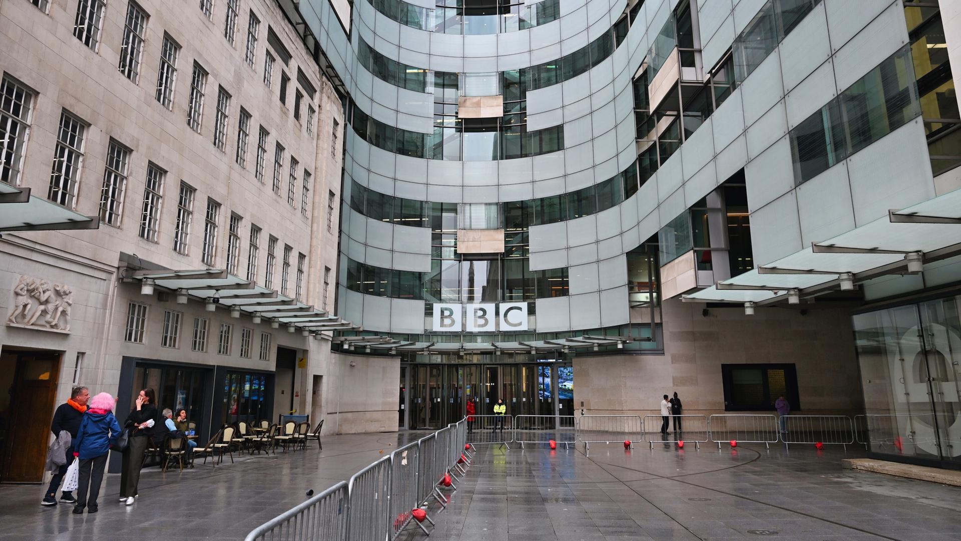 Außenansicht des Broadcasting House der British Broadcasting Corporation (BBC) in London, Großbritannien.