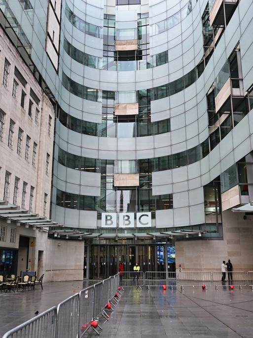 Außenansicht des Broadcasting House der British Broadcasting Corporation (BBC) in London, Großbritannien.