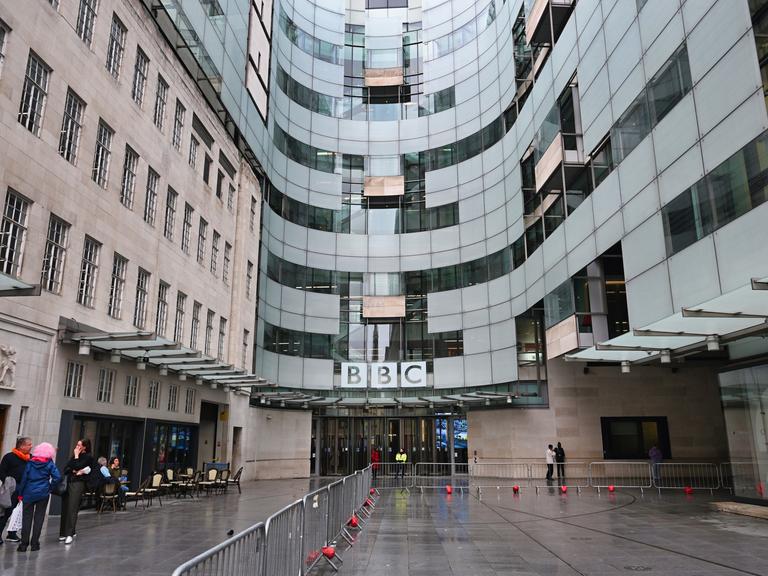 Außenansicht des Broadcasting House der British Broadcasting Corporation (BBC) in London, Großbritannien.