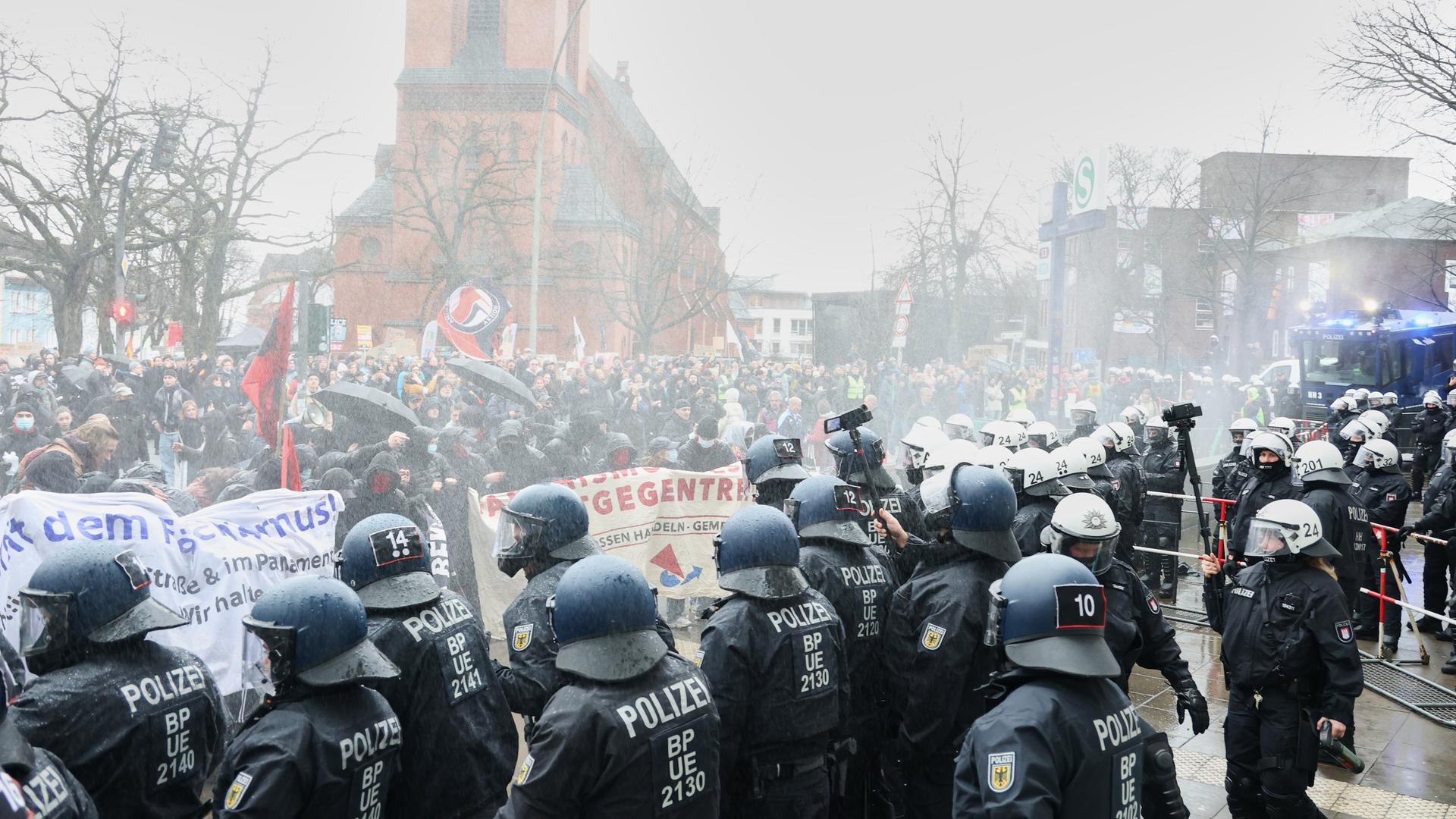 Polizisten und Teilnehmer mehrerer Anti-Rechts-Bündnisse stehen sich dicht gegenüber. 