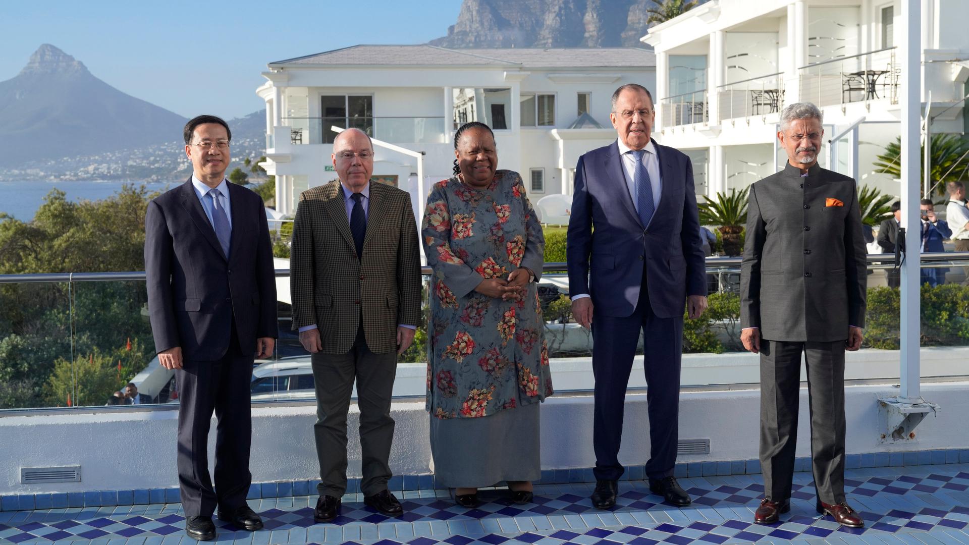 Das bild zeigt ein Gruppenfoto mit mehreren Außenministern: Qin Gang (China), Mauro Vieira (Brasilien), Naledi Pandor (Südafrika), Sergej Lawrow (Russland), Subrahmanyam Jaishankar (Indien)