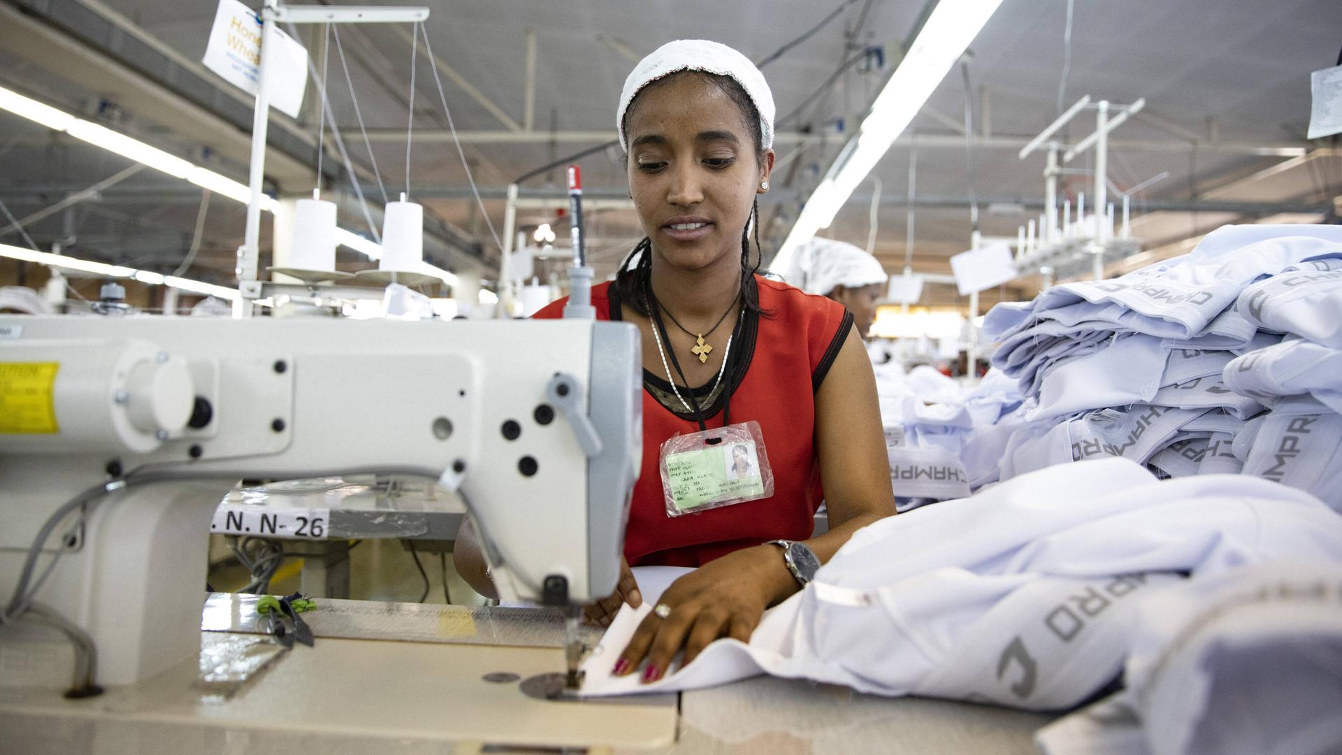 Näherin in einer Textil-Fabrik in Adis Abeba (Äthiopien) 