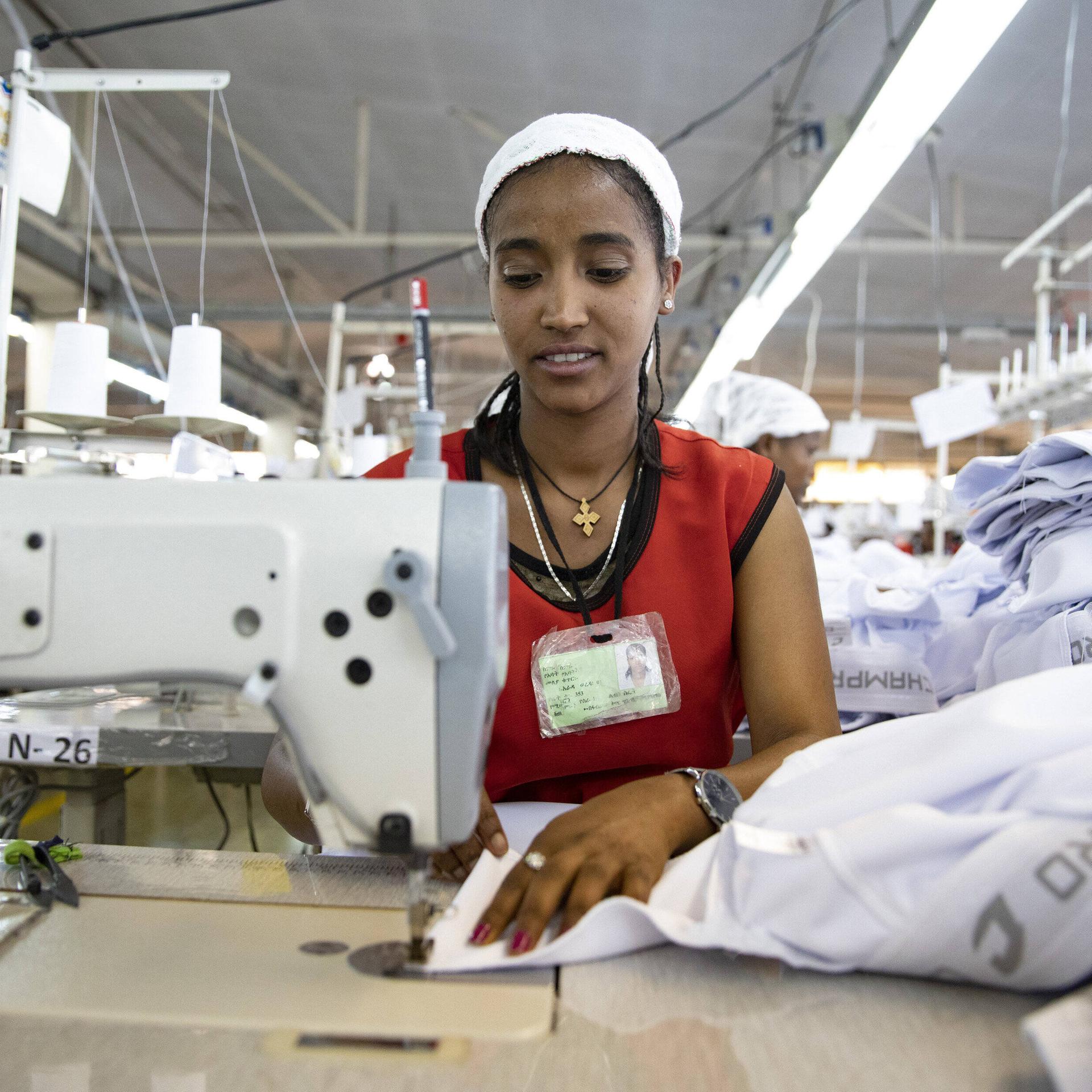 Näherin an einer Nähmaschine in einer Textilfabrik in Adis Abeba (Äthiopien) 