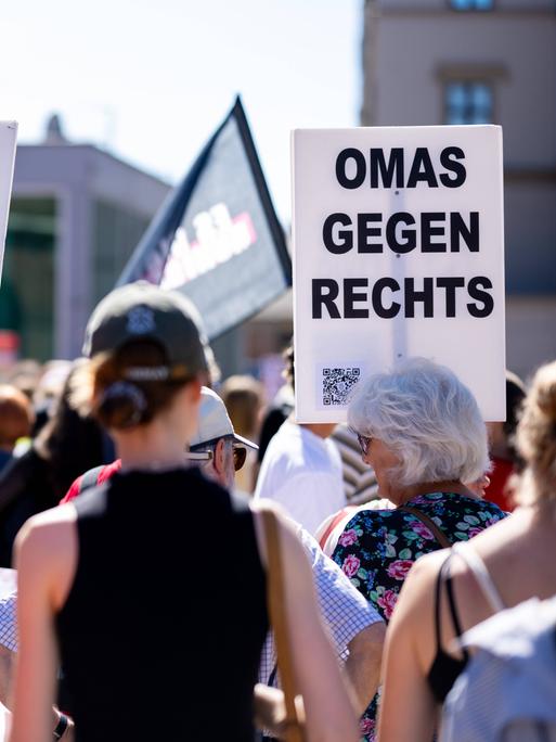 Teilnehmende der Omas-gegen-Rechts-Demonstration "Unsere Kämpfe. Unsere Stimmen" am 10. August 2024 in Erfurt