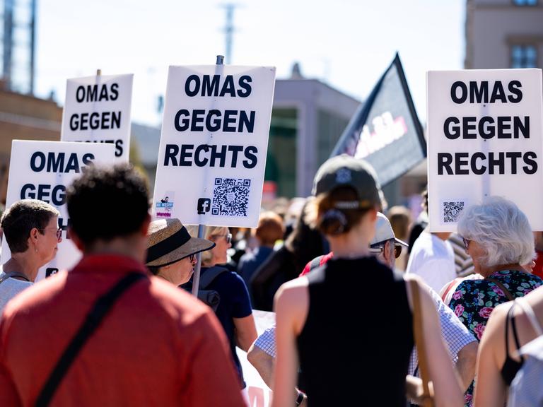 Teilnehmende der Omas-gegen-Rechts-Demonstration "Unsere Kämpfe. Unsere Stimmen" am 10. August 2024 in Erfurt