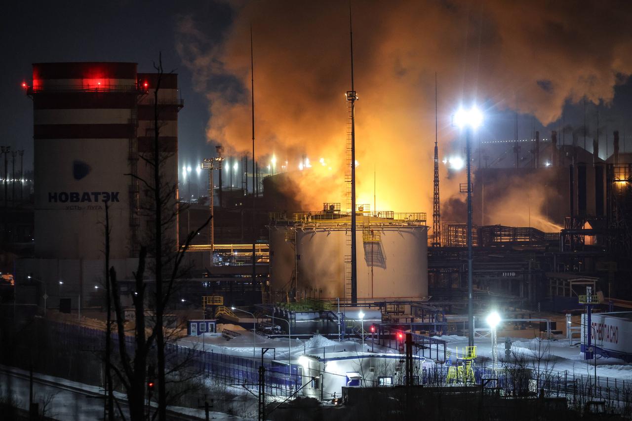 Das Foto zeigt ein Flüssigasterminal in Flammen.  