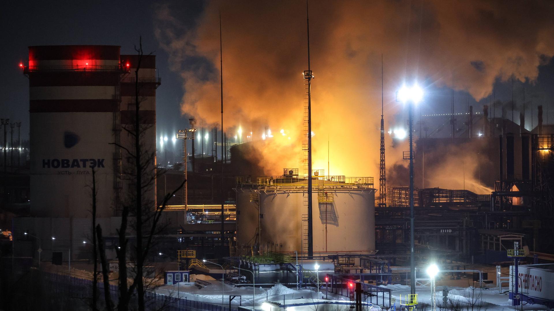 Das Foto zeigt ein Flüssigasterminal in Flammen.