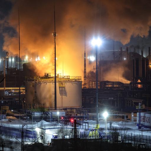 Das Foto zeigt ein Flüssigasterminal in Flammen. 