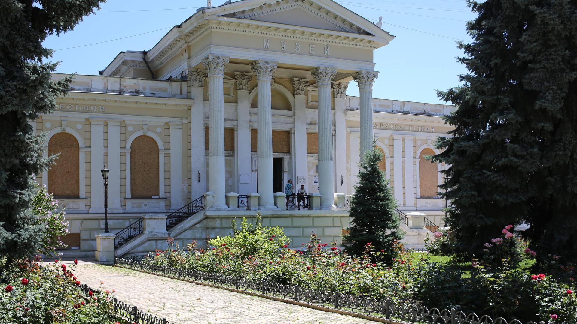 Außenansicht des Archäologischen Museums in Odessa. Vor dem Säuleneingang ist ein Garten angelegt.