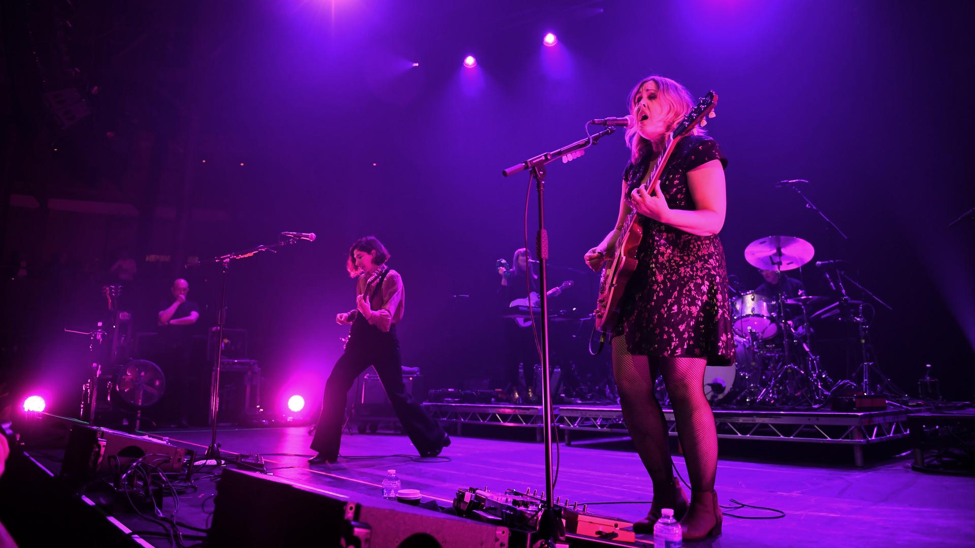 Carrie Brownstein und Corin Tucker von Sleater-Kinney spielen auf der Bühne bei einem Auftritt in London. 