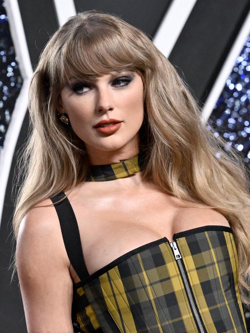 Taylor Swift posiert für die Fotografen bei ihre Ankunft bei den MTV Video Music Awards.