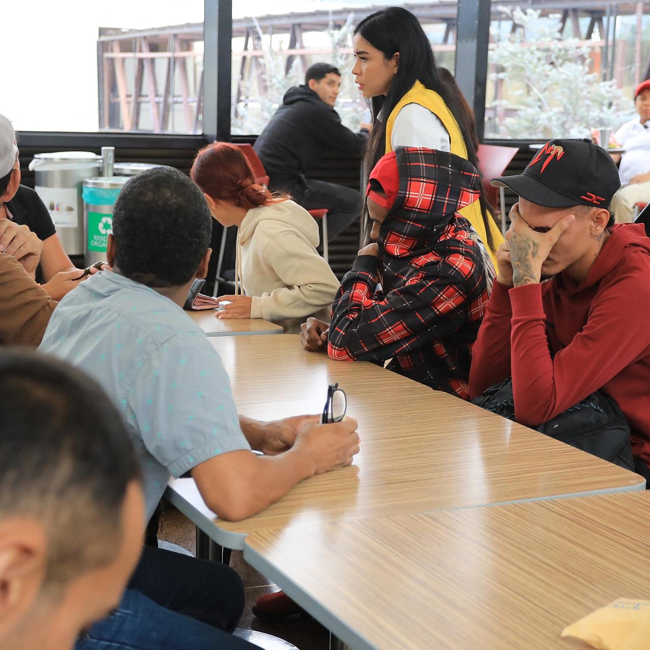 Flüchtlinge, die von den USA nach Panama abgeschoben wurden, warten auf ihren Weitertransport.