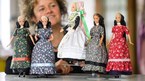 Claudia Matoušek betrachtet ihre Barbies in sorbischen Trachten.
