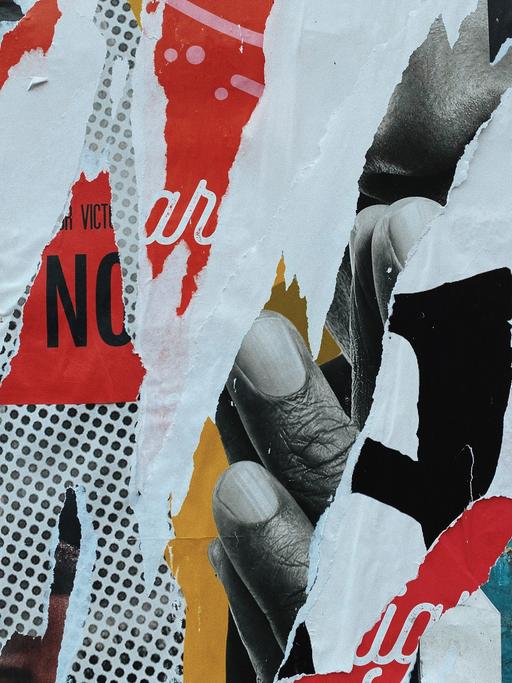 Eine Papiercollage von Jazmin Quaynor zeigt ausgerissene Zeitungsbilder in einer neuen, wilden Kreation.