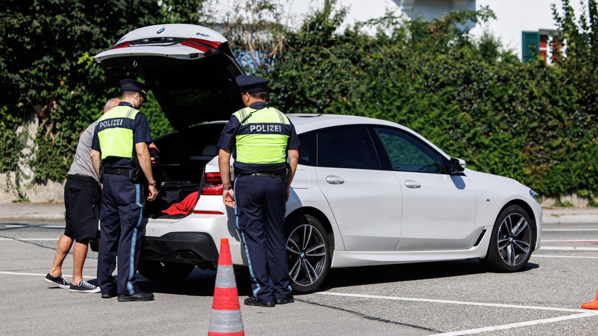 Gestelltes Bild aus Pressetermin: Grenzpolizisten schauen in den Kofferraum eines Autos.