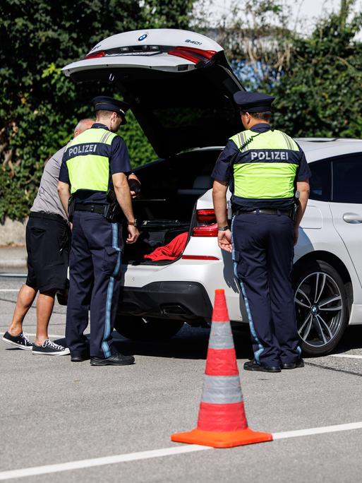 Gestelltes Bild aus Pressetermin: Grenzpolizisten schauen in den Kofferraum eines Autos.