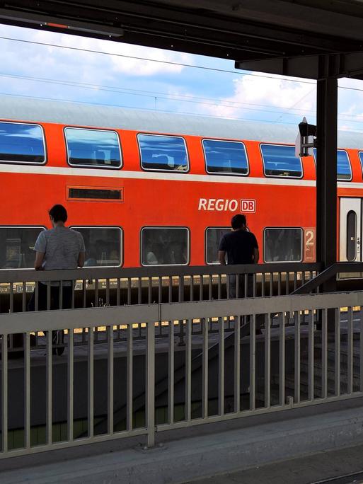 In dieser Region war Prüfling Felix unterwegs: der RE3 von Passau nach München beim Halt in Plattling