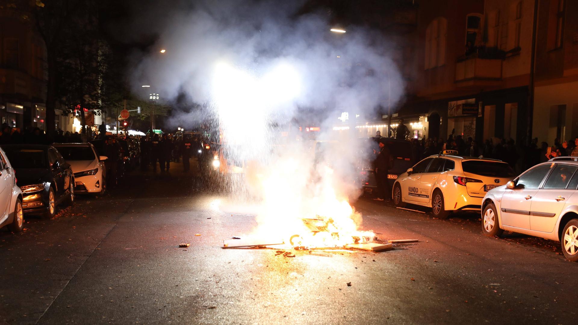 Erneut ist es in Berlin und anderen Städten zu Pro-Palästina-Demos gekommen. Teilweise - hier in Berlin - sprach die Polizei von einer "angespannten Sicherheitslage".