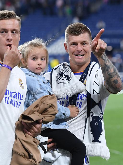 Fußball Champions League Finale FC Liverpool - Real Madrid am 28.05.2022 im Stade de France in Saint-Denis. Felix Kroos, links, und Toni Kroos, rechts.