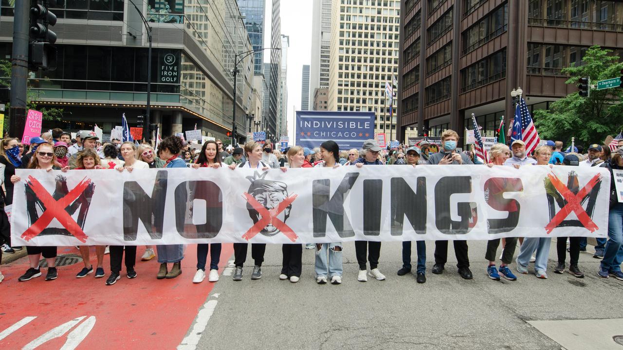 In Chicago halten mehrere Demonstranten ein großes Banner mit der Aufschrift "No Kings" am 14.6.2025.