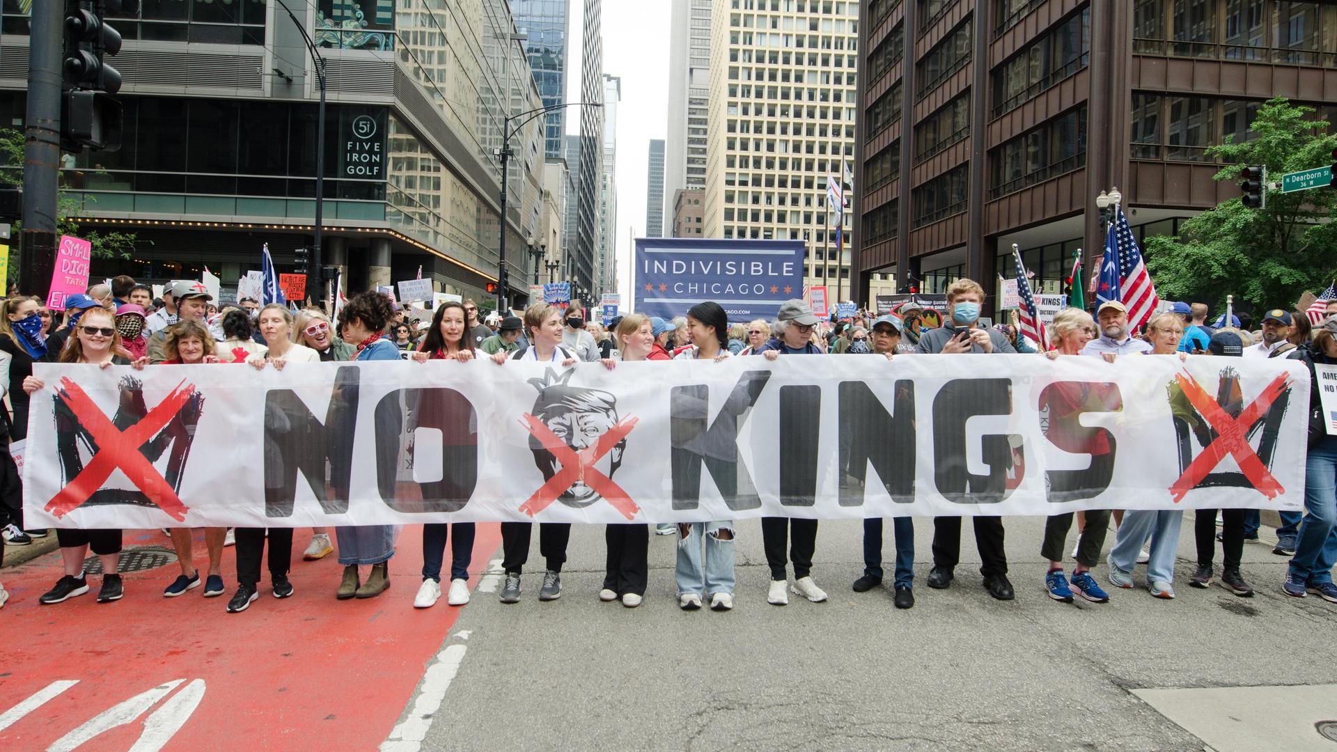 In Chicago halten mehrere Demonstranten ein großes Banner mit der Aufschrift "No Kings" am 14.6.2025. In Chicago halten mehrere Demonstranten ein großes Banner mit der Aufschrift "No Kings" am 14.6.2025.