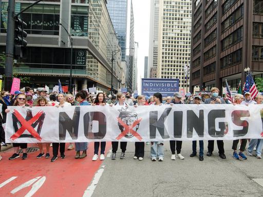 In Chicago halten mehrere Demonstranten ein großes Banner mit der Aufschrift "No Kings" am 14.6.2025.