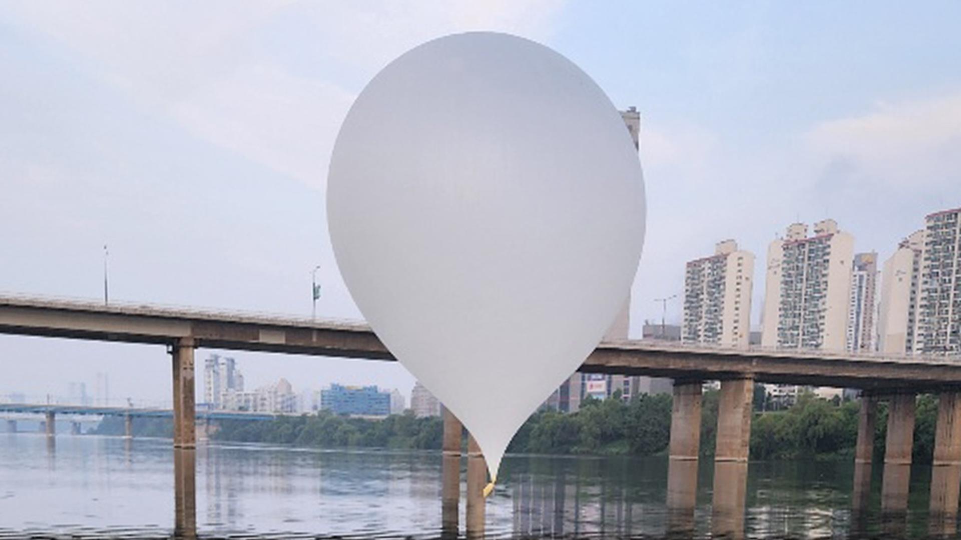 Südkorea, Seoul: Das vom südkoreanischen Generalstab zur Verfügung gestellte Bild zeigt einen Ballon mit einem Sack Müll daran, wie er auf dem Han-Fluss in Seoul schwebt. 