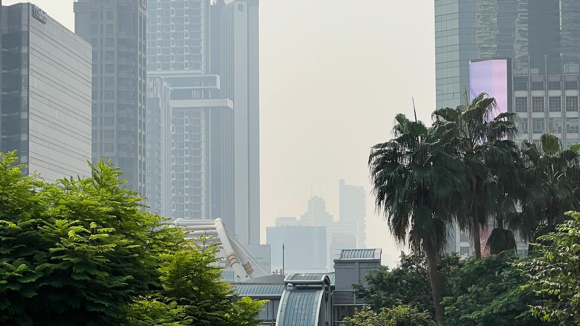 Thailand, Bangkok: Smog hängt über der Stadt im Stadtteil Sathorn.